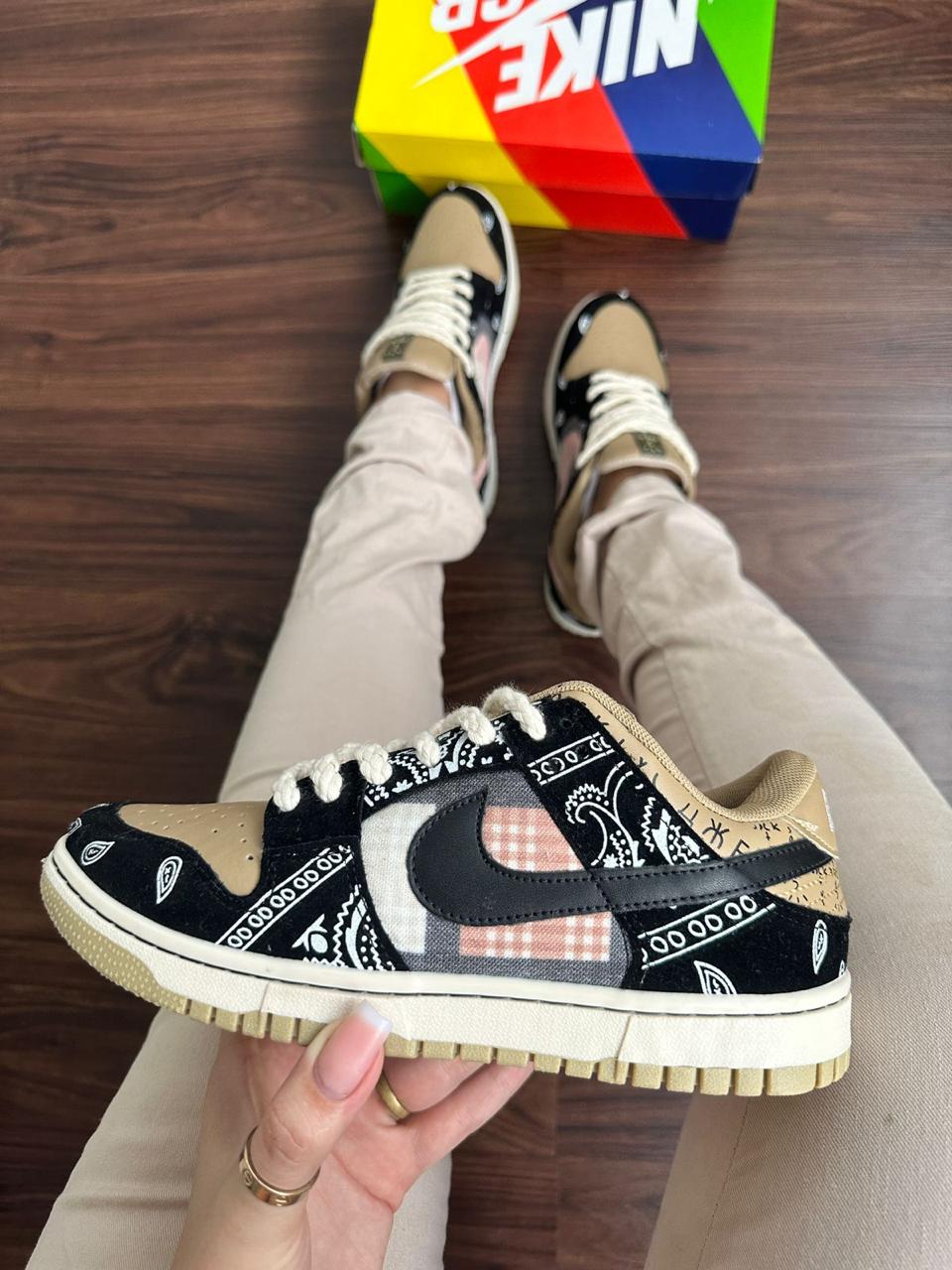 Tênis Nike DUNK Low cactus x Travis Scott