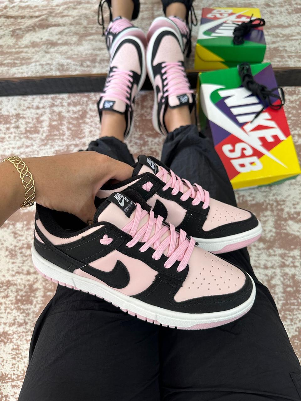 Tênis Nike DUNK Low Rosa e Preto
