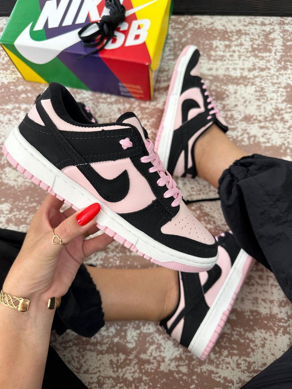 Tênis Nike DUNK Low Rosa e Preto