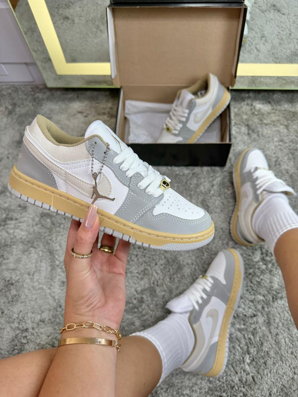 Tênis Nike JORDAN Low 1 BEGE/CINZA