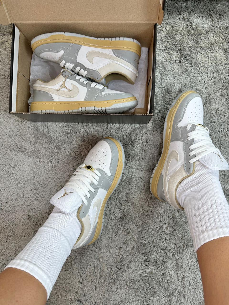 Tênis Nike JORDAN Low 1 BEGE/CINZA